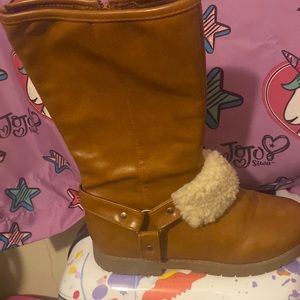Girls brown boots with fur size 4.